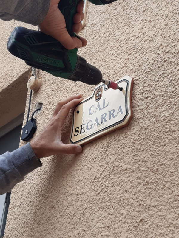 Jornades Europees del Patrimoni 2024. Instal·lació de les rajoles dels noms antics del carrer Major