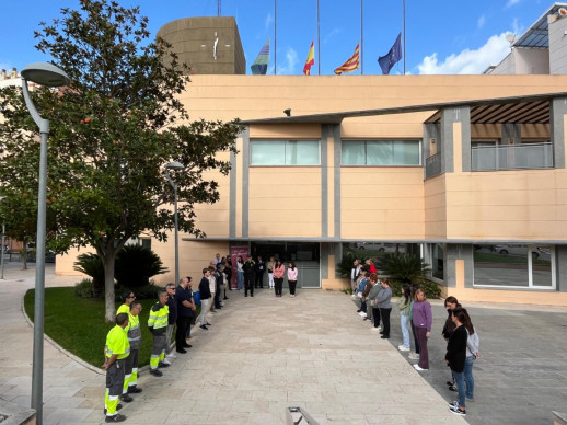 Duem a terme un minut de silenci davant l'Ajuntament en solidaritat amb la població afectada pel fort temporal a la Comunitat Valenciana, Castella-La Manxa i Andalusia
