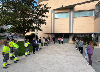 Duem a terme un minut de silenci davant l'Ajuntament en solidaritat amb la població afectada pel fort temporal a la Comunitat Valenciana, Castella-La Manxa i Andalusia