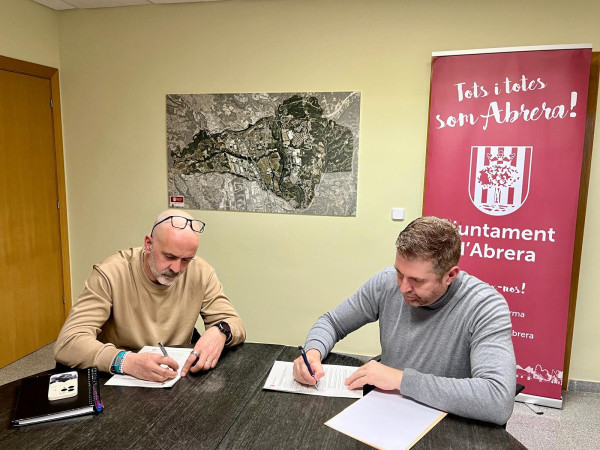 Signem un conveni de col·laboració amb el Club d'Atletisme d'Abrera per a la cessió d'un espai de pràctica de l'atletisme