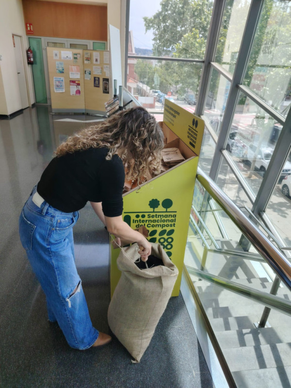 Abrera Recicla! Ens sumem a la Setmana Internacional del Compost amb un estand a la primera planta de la Casa de Cultura