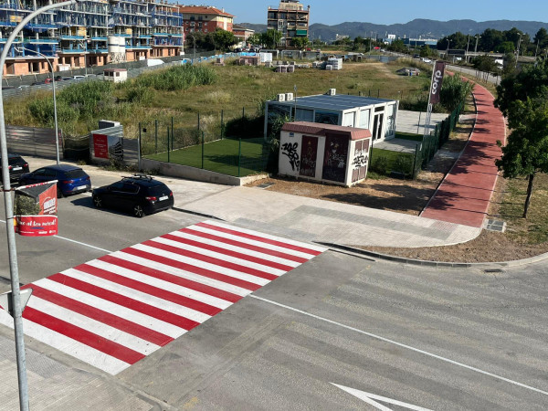 Millora de l’accessibilitat a la via pública amb la pavimentació de la vorera del carrer de Manresa, entre la cruïlla amb la rambla del Torrentet i el carrer de Salvador Espriu