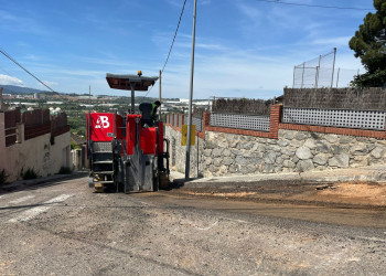 Aquest dimarts 27 de maig estem executant treballs de pavimentació en diversos carrers del barri de Les Carpes d’Abrera, de 8 h a 19 h