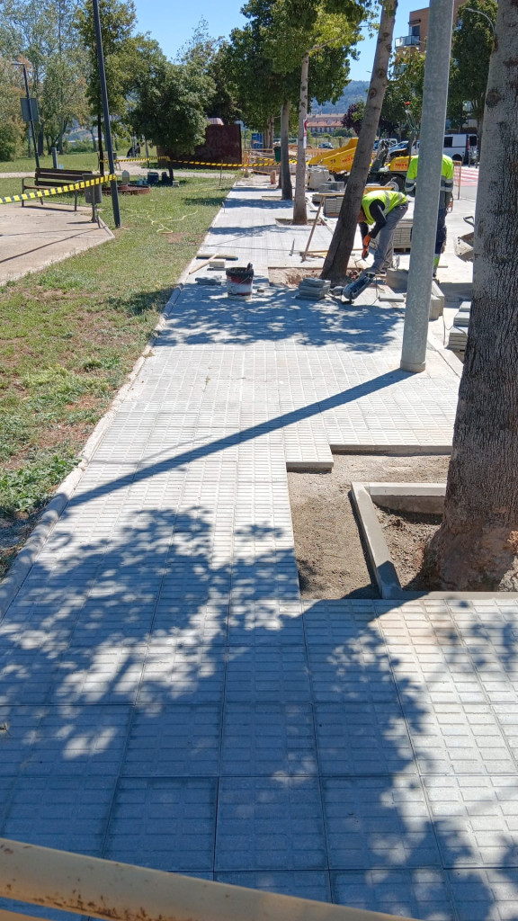 A Abrera millorem el nostre espai públic! treballs de reparació de voreres en alguns carrers del barri del Rebato d'Abrera