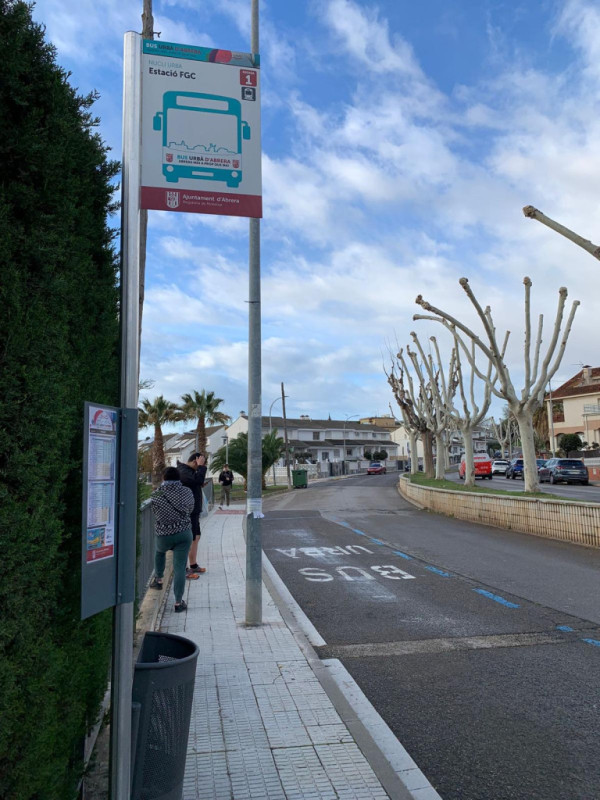 Para del bus urbà d'Abrera a l'estació de FGC