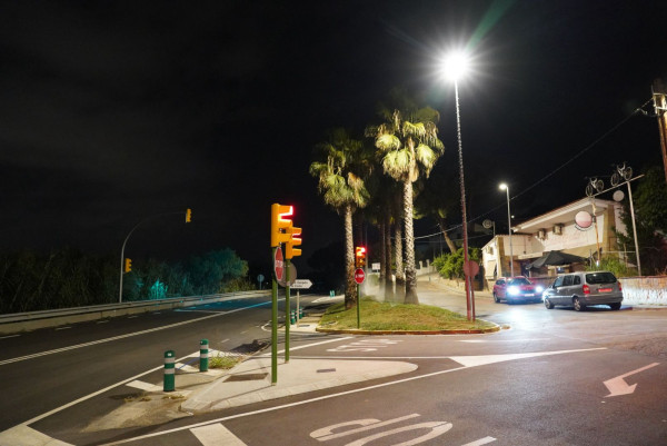 Reforcem la il·luminació en l'accés i sortida del barri de Les Carpes de Vilalba, que compta amb nous semàfors per a la millora de la seguretat