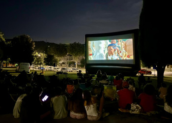 El parc de l'Estació acull el nou cicle del 'Cinema al carrer', amb molt bona acollida del públic familiar!