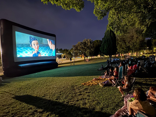 El parc de l'Estació acull el nou cicle del 'Cinema al carrer', amb molt bona acollida del públic familiar!