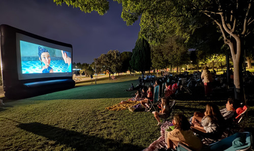 El parc de l'Estació acull el nou cicle del 'Cinema al carrer', amb molt bona acollida del públic familiar!