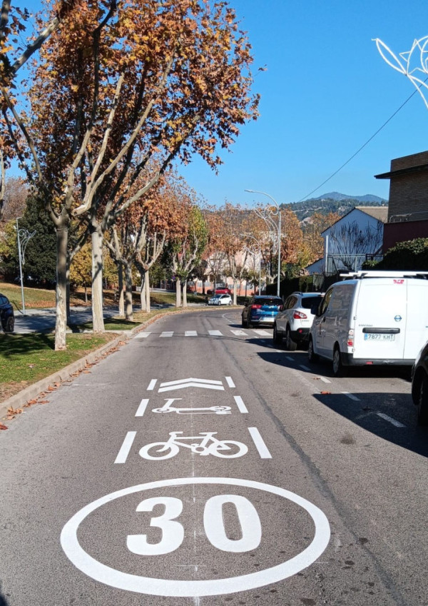 A Abrera implantem una nova senyalització per fomentar la convivència entre bicicletes, vehicles de mobilitat personal (VMP) i vehicles motoritzats