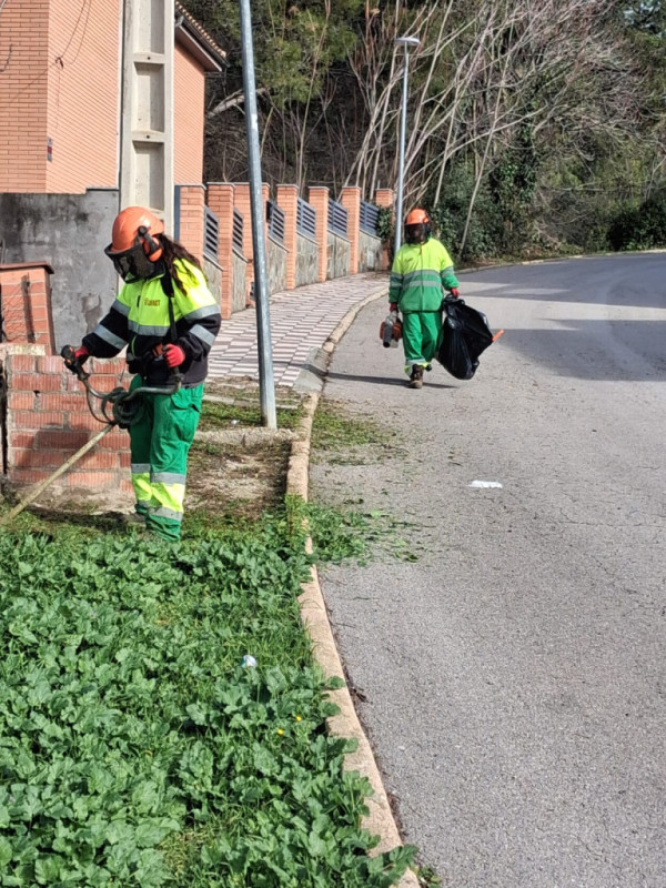 Tenim cura de la via pública del nostre municipi amb nous treballs de desbrossament d’herbes i neteja dels vorals en els barris d'Abrera