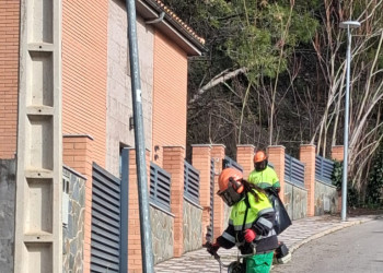 Tenim cura de la via pública del nostre municipi amb nous treballs de desbrossament d’herbes i neteja dels vorals en els barris d'Abrera