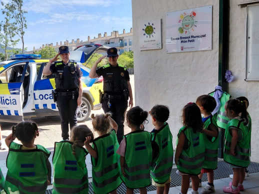 Els infants de l'Escola Bressol Municipal Món Petit reben la visita de la Policia Local amb l’activitat 'Policia Amiga'