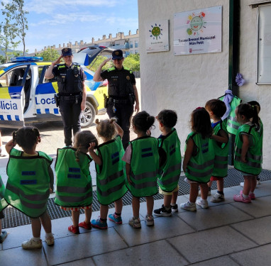 Els infants de l'Escola Bressol Municipal Món Petit reben la visita de la Policia Local amb l’activitat 'Policia Amiga'