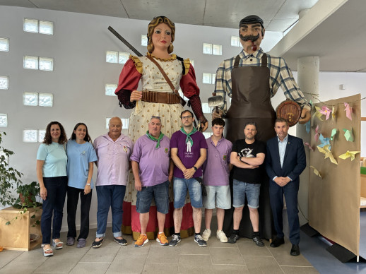 El Pere i la Roser, els gegants nous d’Abrera, visiten l'Escola Bressol Municipal Món Petit
