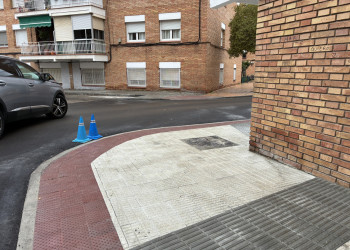 Avancen els treballs de millora de voreres i senyalització viària per reforçar la seguretat dels vianants