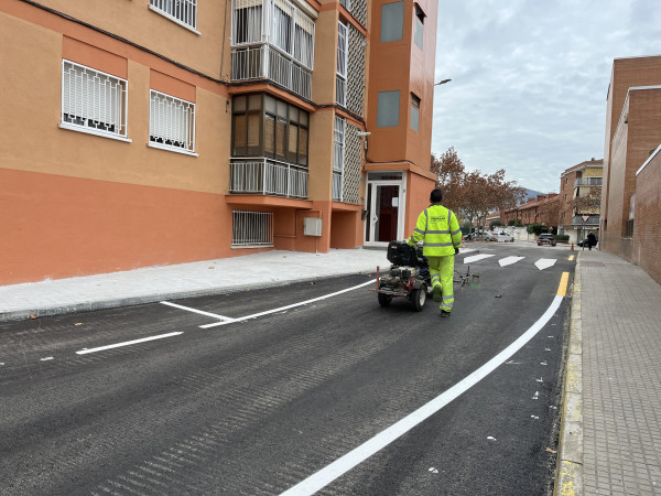 Avancen els treballs de millora de voreres i senyalització viària per reforçar la seguretat dels vianants
