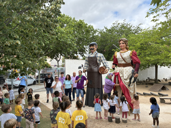 El Pere i la Roser, els gegants nous d’Abrera, visiten l'Escola Bressol Municipal Món Petit