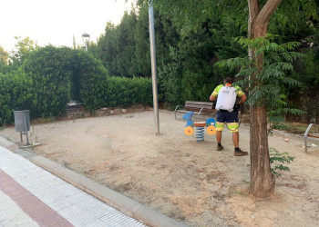 Realitzem tasques de neteja i desinfecció dels parcs infantils del municipi