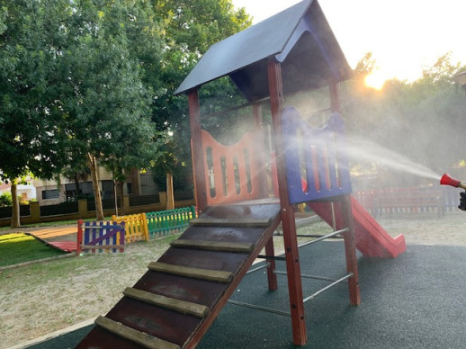 Realitzem tasques de neteja i desinfecció dels parcs infantils del municipi
