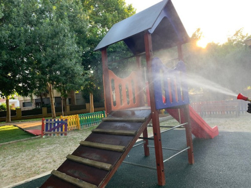 Realitzem tasques de neteja i desinfecció dels parcs infantils del municipi