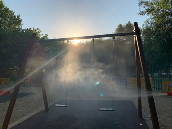Realitzem tasques de neteja i desinfecció dels parcs infantils del municipi