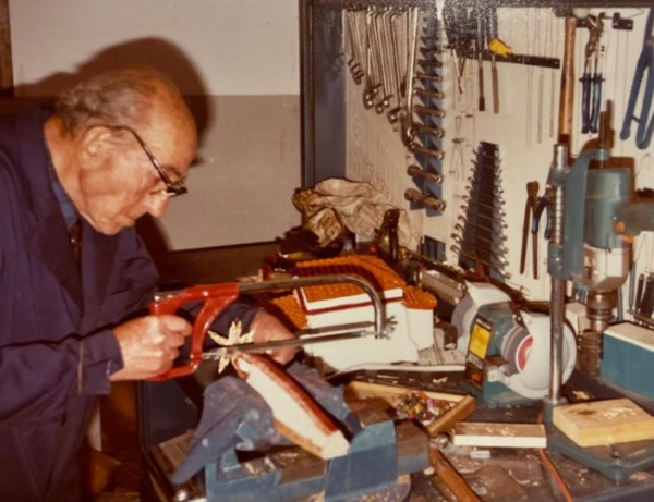 Incorporem al fons patrimonial d'Abrera una maqueta de l’Església de Sant Pere creada per Isidre Julià i Roig a finals del segle XX