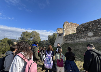 Continuem donant a conèixer a l'alumnat abrerenc els nostres elements patrimonials, amb visites dels grups de sisè de les escoles Josefina Ibáñez i Francesc Platón i Sartí al Castell de Voltrera d'Abrera. Escola Francesc Platón i Sartí