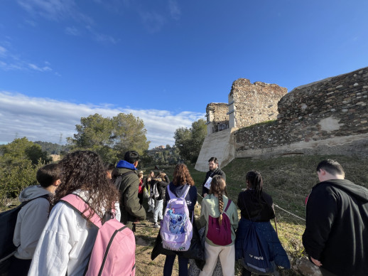 Continuem donant a conèixer a l'alumnat abrerenc els nostres elements patrimonials, amb visites dels grups de sisè de les escoles Josefina Ibáñez i Francesc Platón i Sartí al Castell de Voltrera d'Abrera. Escola Francesc Platón i Sartí