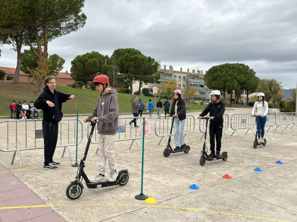 Oferim a l'alumnat de 3r d'ESO de l'Institut Voltrera una Formació teòrica i pràctica de Seguretat Viària en patinet elèctric