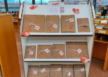La Biblioteca Josep Roca i Bros engega la iniciativa de foment de la lectura "Cita a cegues amb un llibre"