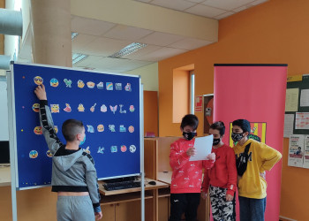 L'alumnat de 4t de primària de l'Escola Francesc Platón i Sartí visita la Biblioteca Josep Roca i Bros d'Abrera