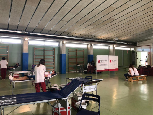 Més de 60 persones han donat sang a la campanya de donació "Només tu pots salvar el món, dóna sang!" a l'Escola Francesc Platón i Sartí. Gràcies, Abrera!