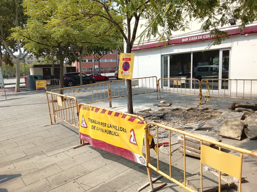 Inici dels treballs de reparació del paviment a la zona de l'entorn de la Casa de Cultura d'Abrera
