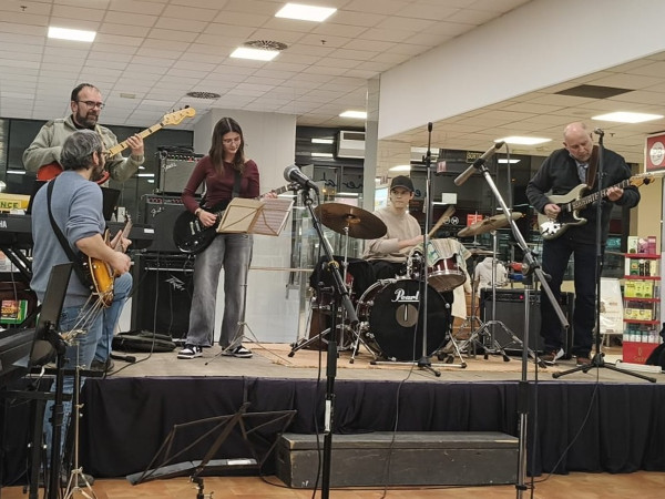 L'Escola Municipal de Música aposta per la música en grup i la improvisació!