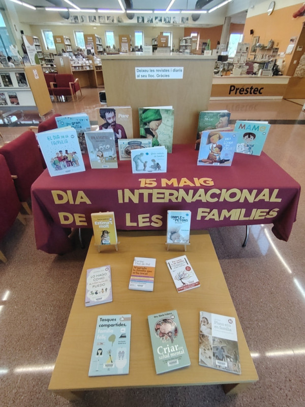 Commemorem el Dia Internacional de les Famílies! A la Biblioteca Josep Roca i Bros, del dilluns 15 al dissabte 30 de maig es pot visitar una mostra bibliogràfica sobre la diversitat familiar i la criança respectuosa