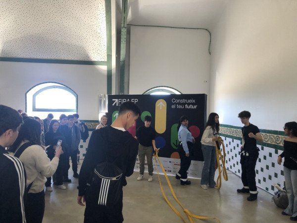 L’alumnat de 4t d’ESO de l’Institut Voltrera visita la 2a Fira d’FP del Baix Llobregat, amb el suport de l’Ajuntament d’Abrera