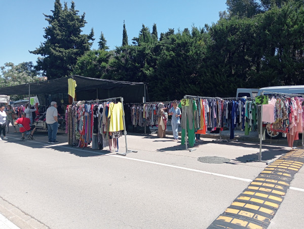 Ens adherim a la campanya 'Adeu als envasos d’un sol ús als mercats setmanals' amb l’objectiu de conscienciar la ciutadania sobre la necessitat de reduir l’ús d’envasos de plàstic