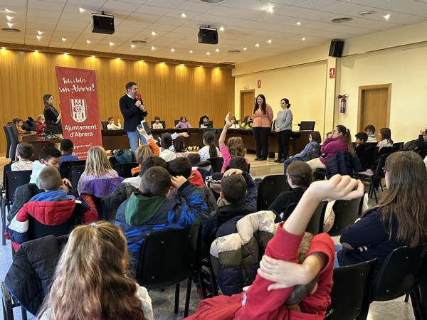 L'alumnat de tercer curs de l'Escola Ernest Lluch visita el consistori d'Abrera dins l'activitat 'El meu Ajuntament'. Moltes gràcies!