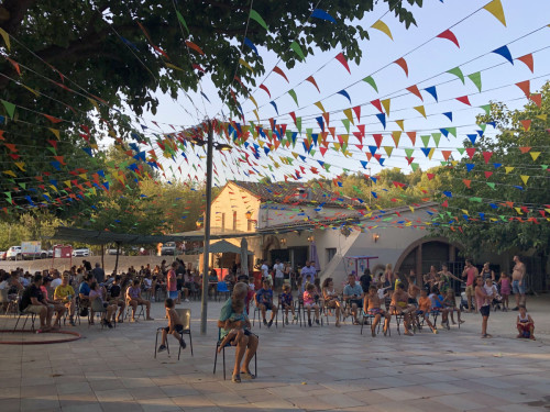 El veïnat del barri de Can Vilalba d'Abrera, gaudeix de la seva Festa Major, amb diferents propostes adreçades a tota la família!
