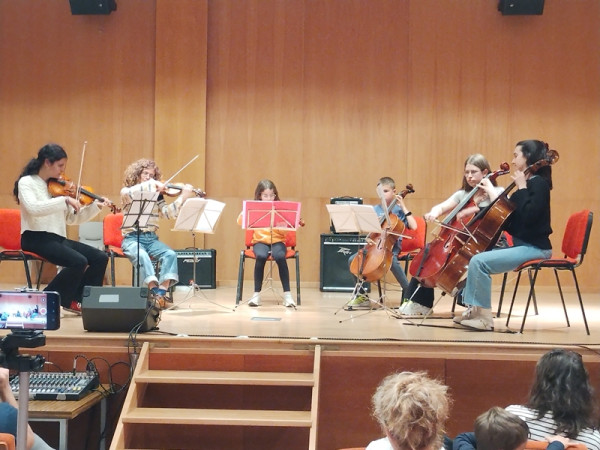 L'Escola Municipal de Música ens ha ofert una tarda festiva i musical a l'Auditori del Centre Polivalent