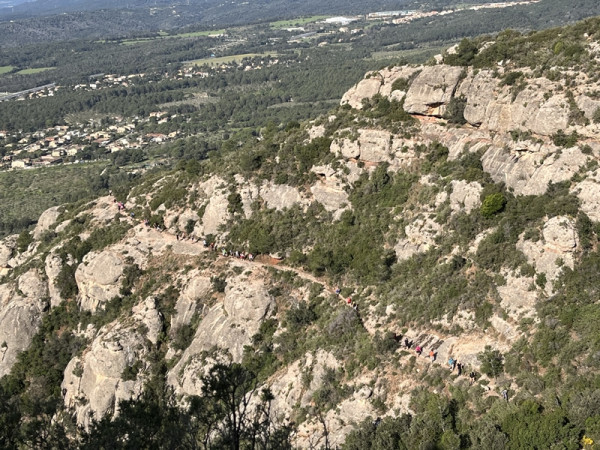 A Abrera promovem l'activitat física! Gran èxit de participació a la XXIV Caminada de Primavera Abrera-Montserrat, que s'ha celebrat aquest diumenge 6 d'abril!