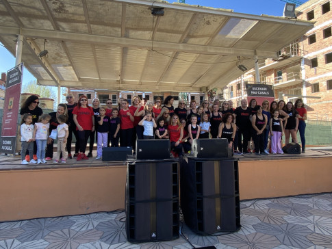 Èxit de participació a la IV Fira de Sant Jordi d'Abrera, amb parades de roses, llibres, autors/res locals, entitats, formacions polítiques, comerços i diferents activitats per a tothom