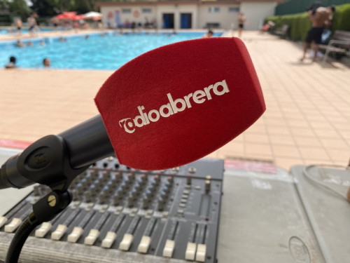 Gaudim amb el bon ritme de Ràdio Abrera a la Piscina Municipal d'Estiu i la participació de Vive y Baila!