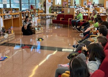 Els i les escolars d'Abrera visiten la Biblioteca Josep Roca i Bros, per conèixer l'equipament i els serveis que s'ofereixen