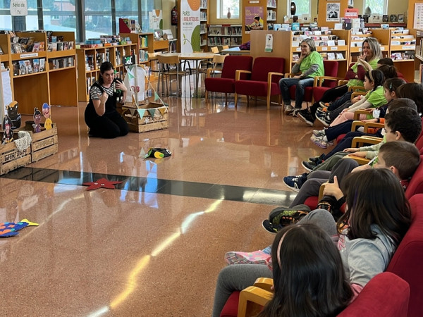 Els i les escolars d'Abrera visiten la Biblioteca Josep Roca i Bros, per conèixer l'equipament i els serveis que s'ofereixen
