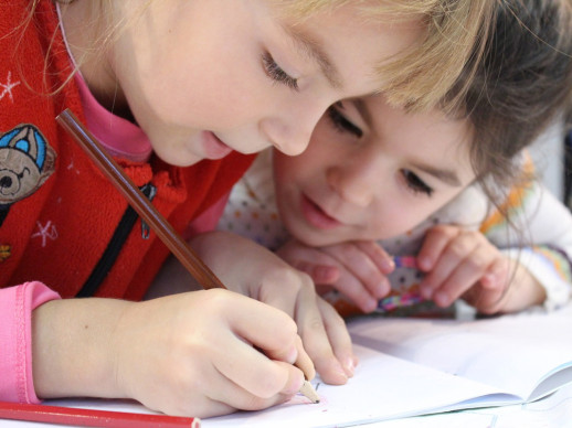 Subvencionem un any més els llibres de text, material autoeditat, l'ordinador o tauleta i els continguts educatius digitals de l'alumnat abrerenc