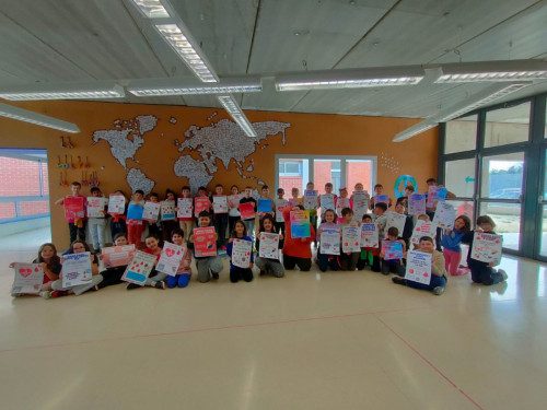 L'alumnat de 4t de l'Escola Francesc Platón i Sartí enganxa els cartells de la campanya de donació de sang del dilluns 27 de març de 2023 06