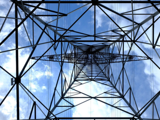 Mesurem els camps electromagnètics que produeixen les línies d’alta i mitja tensió i les antenes de telefonia mòbil