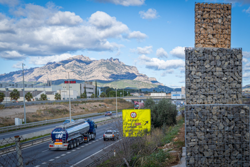 instal·lació de pantalles acústiques al carrer de Manresa, per reduïr l'impacte acústic de l'autovia A2 al seu pas pel nostre municipi